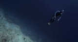 Nurek jak astronauta: "Ocean Gravity" tworzy iluzję kosmosu [wideo]
