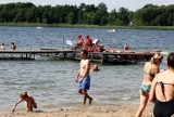 Na plażach wokół Leszna tłumy letników i niestety wciąż obecny alkohol. ,,To największe zagrożenie w wodzie'' mówią ratownicy i policja FILM