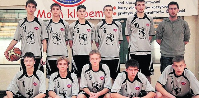 Zespół juniorów MKS MOS Konin (z prawej trener Jakub Górny)