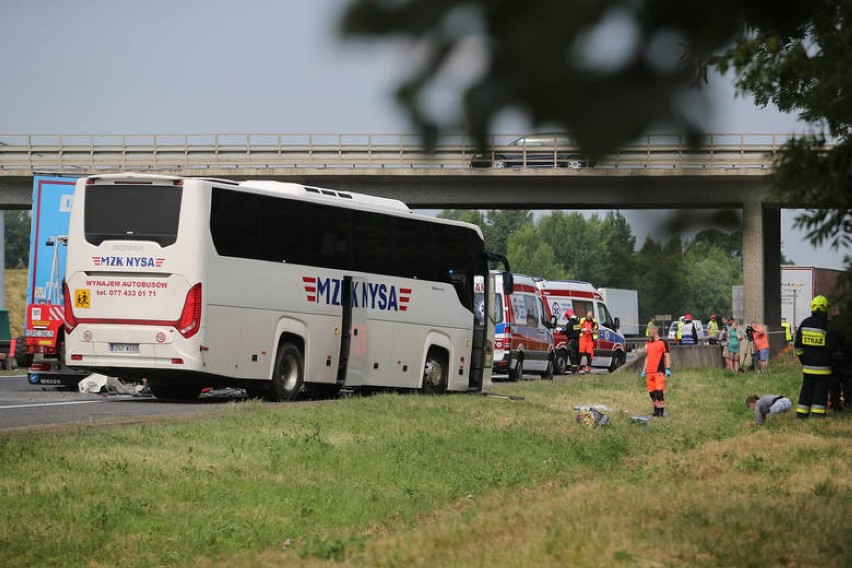 Wypadek na A4 pod Wrocławiem z udziałem autokaru wiozącego...