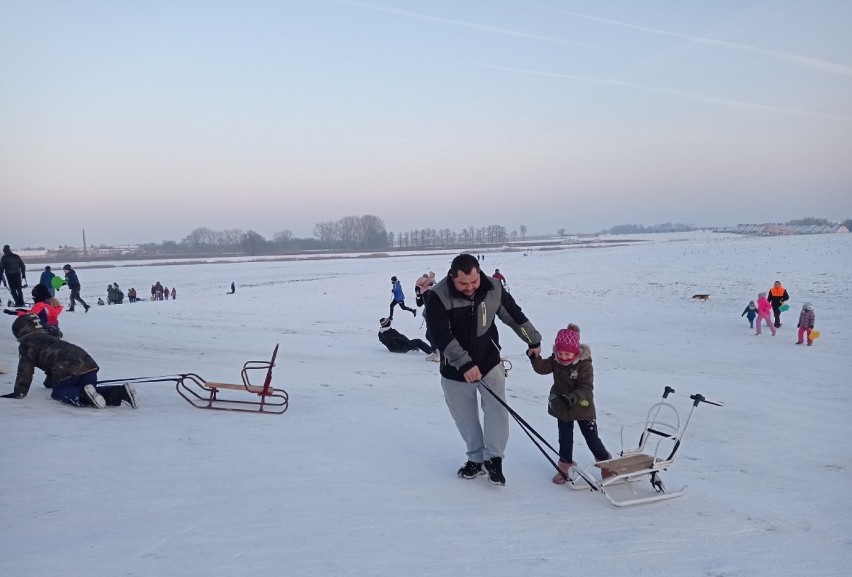 Śnieżne szaleństwo nad zalewem w Rydzynie