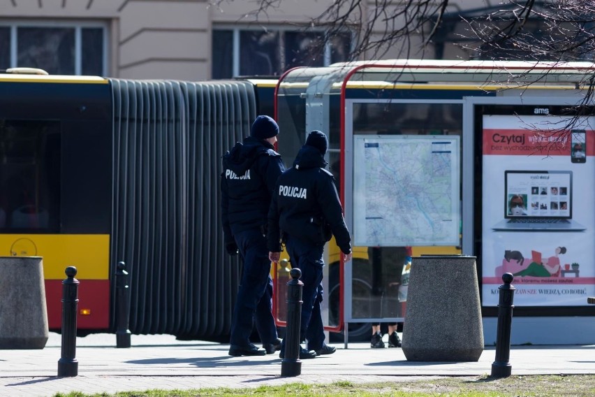 Dodatkowo obowiązują nowe limity osób w sklepach i...