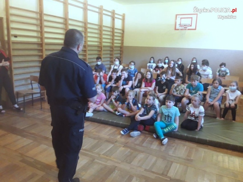Myszkowscy policjanci rozmawiają z uczniami o bezpiecznych wakacjach 