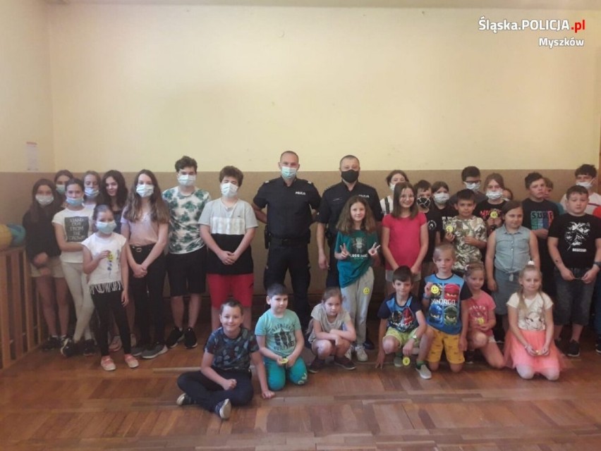 Myszkowscy policjanci rozmawiają z uczniami o bezpiecznych wakacjach 