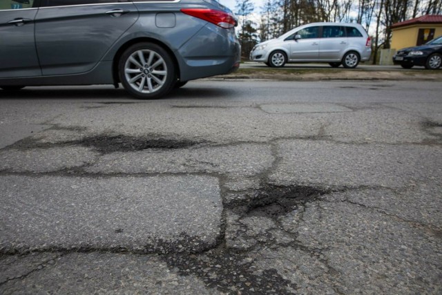 Jeśli doświadczasz uszkodzenia samochodu w wyniku wpadnięcia w dziurę na drodze, istotne jest, abyś wiedział, że nie jesteś sam w tej sytuacji. Dowiedz się, jak zgłosić szkodę i uzyskać odszkodowanie, unikając konieczności pokrycia kosztów z własnej kieszeni.