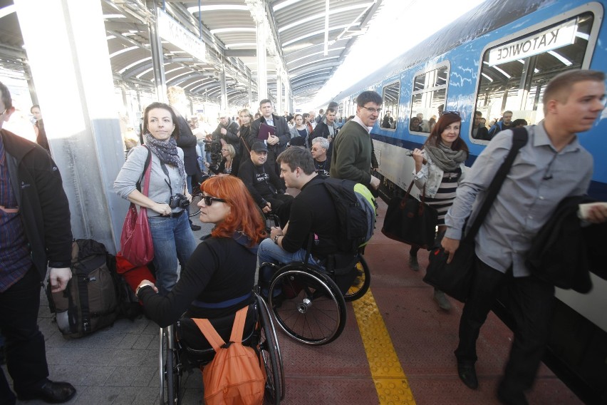 Dworzec PKP i autobusowy w Katowicach. Oba sprawdzili...