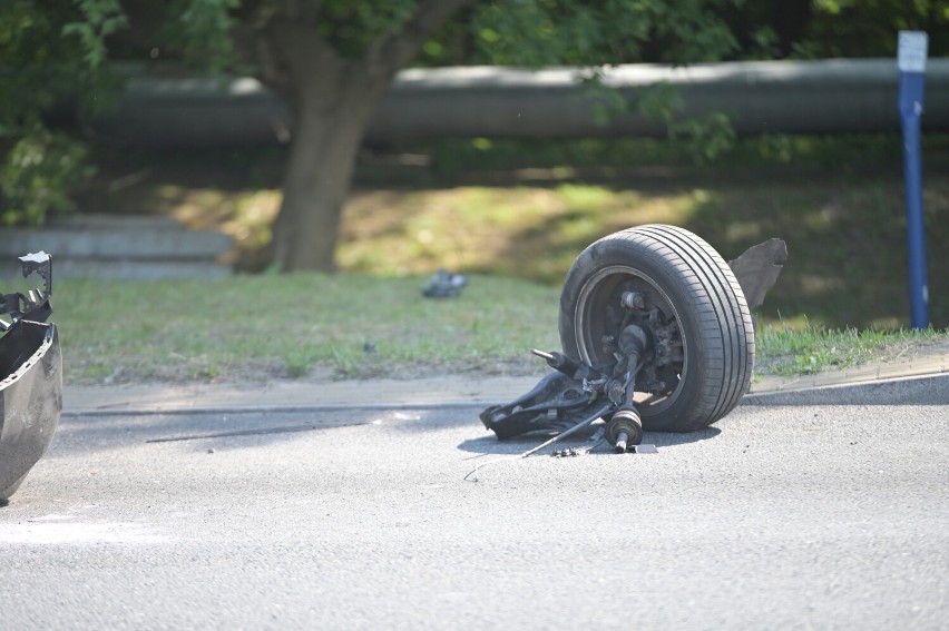 Zderzenie mercedesa z bmw na Warszawskiej w Grudziądzu. Jedna osoba ranna