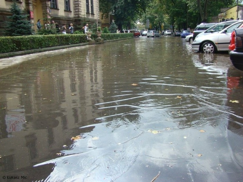 W ciągu kilku minut ulica została zalana. Fot. Łukasz Mic