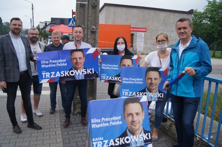 Wybory 2020: Plakaty, banery i naklejki Trzaskowskiego na...