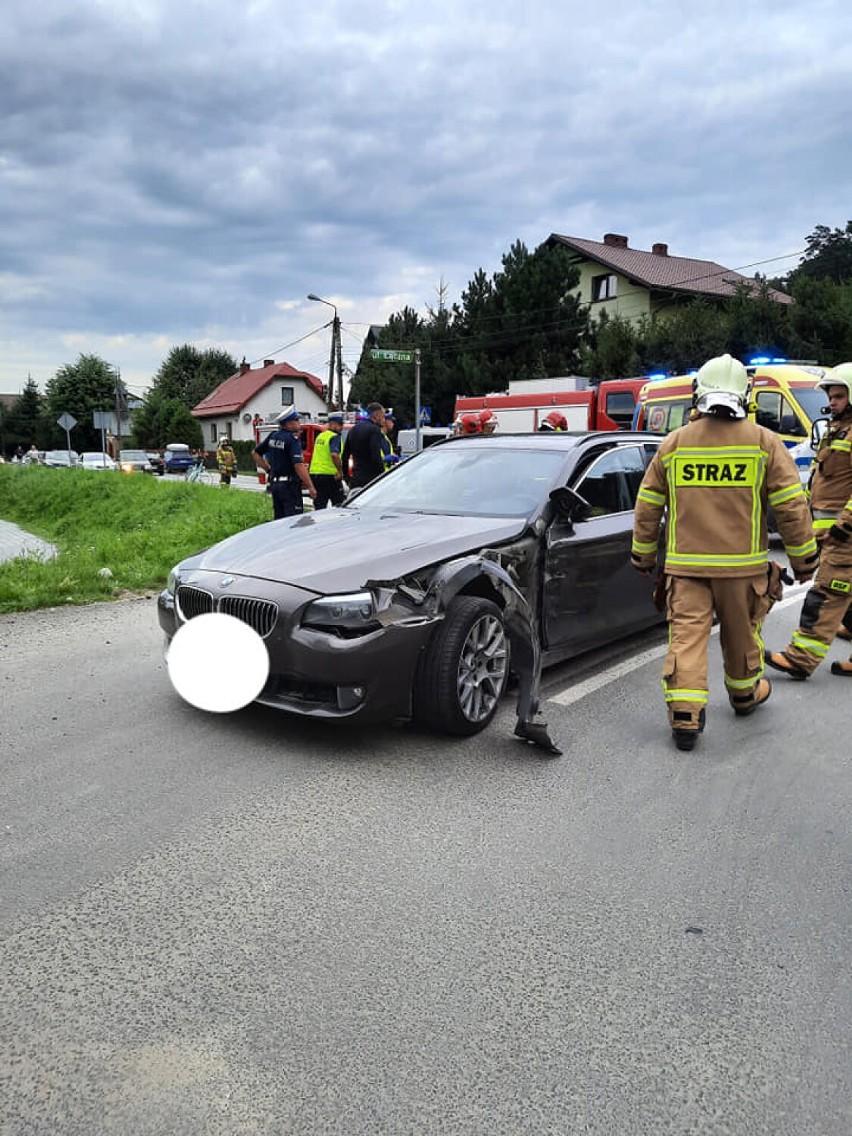 Wypadek na DK 1 w Ciścu. Samochód BMW zajechał drogę motocyklowi. Jedna osoba trafiła do szpitala