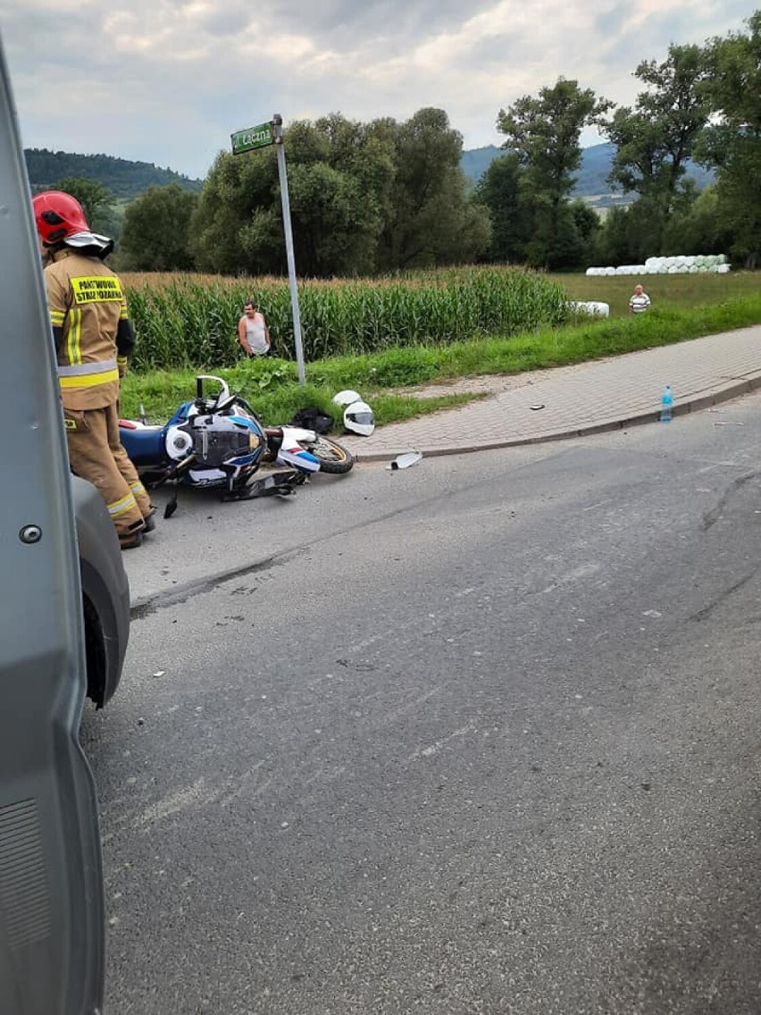 Wypadek na DK 1 w Ciścu. Samochód BMW zajechał drogę motocyklowi. Jedna osoba trafiła do szpitala