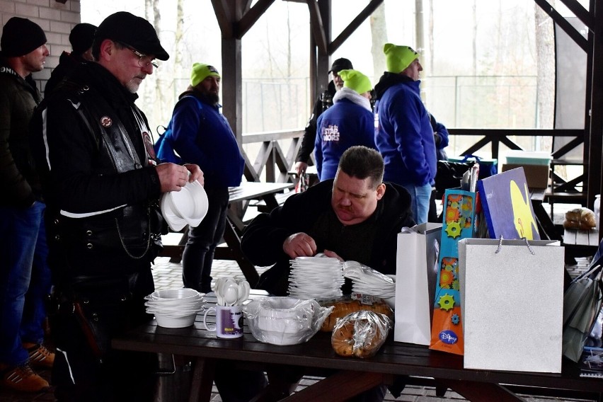 Motobieg nad Lednikiem w Miastku. Udział wzięli prawdziwi twardziele. Pogoda nie rozpieszczała | ZDJĘCIA