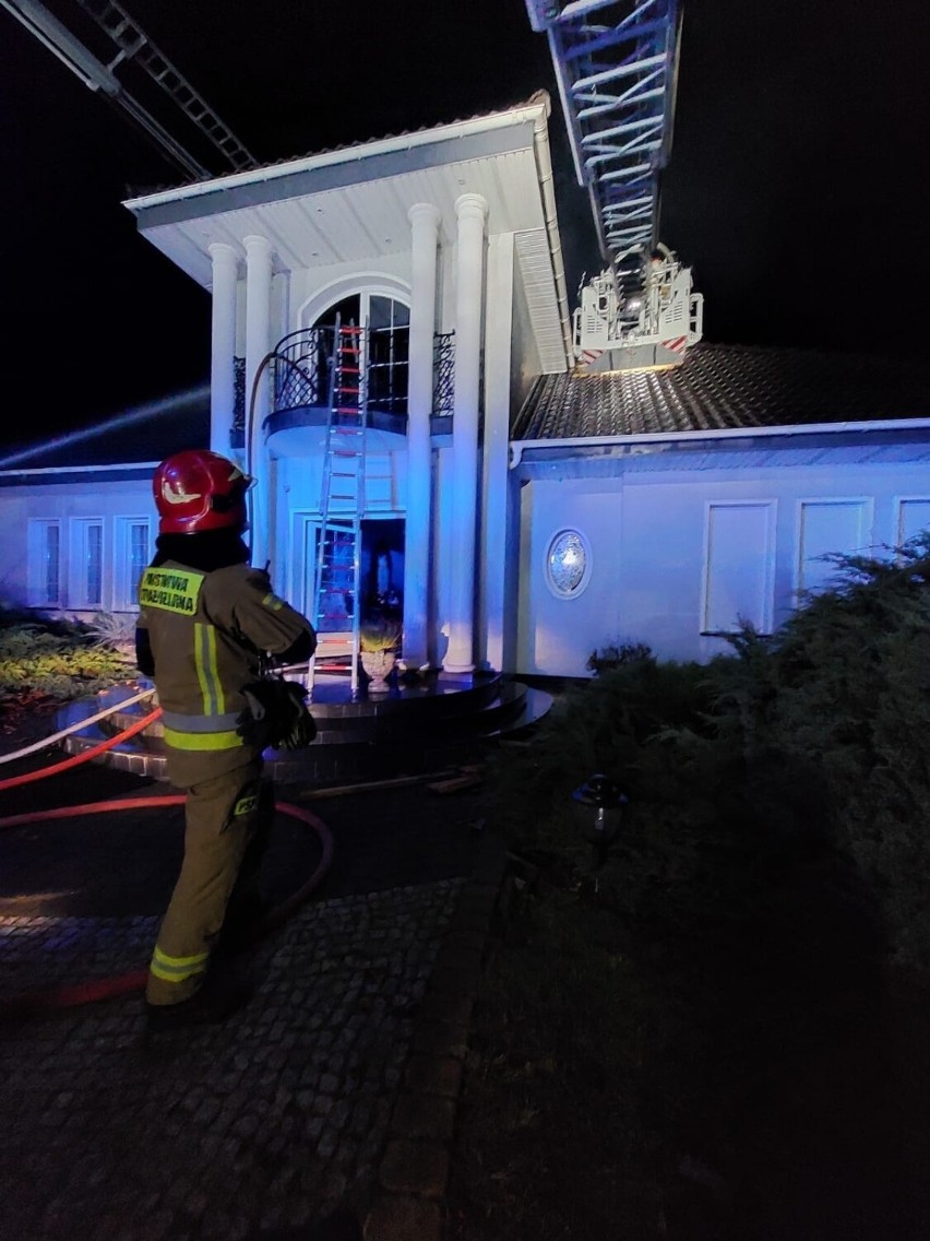 Pożar domu jednorodzinnego w Osielsku. W akcji brało udział 8 zastępów straży pożarnej