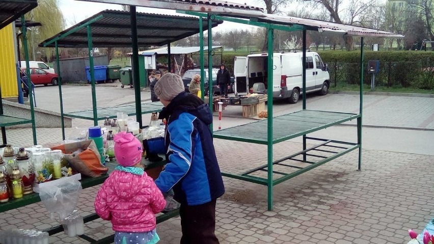 Polowanie na czekoladowe jajka i świąteczne kartki dla przechodniów w Staszowie