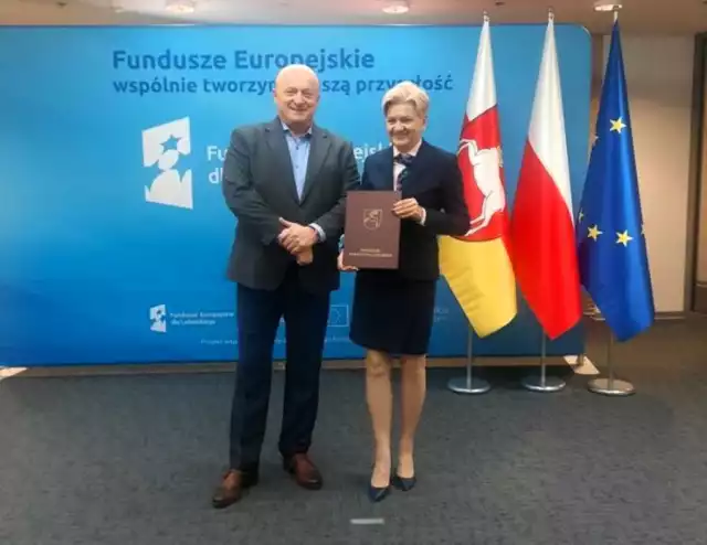 Wójt gminy Krasnystaw Edyta Gajowiak-Powroźnik podpisała umowę w sprawie przyznania unijnych środków z Marszałkiem Województwa Lubelskiego Jarosławem Stawiarskim.