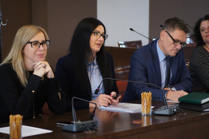 Radomsko: Na komisji edukacji o przekształceniu szkół i oświatowej dziurze budżetowej