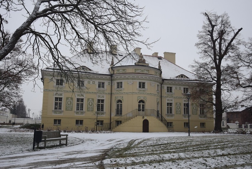 Pałac i park w Lewkowie w zimowej odsłonie prezentują się...