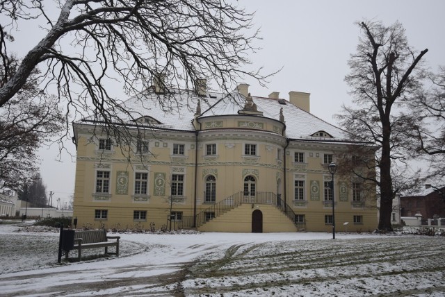 Pałac i park w Lewkowie w zimowej odsłonie prezentują się bajkowo