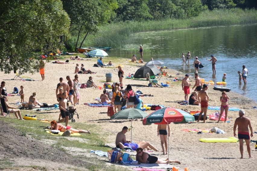 Tłumy na plaży Włókna w Potrzanowie. Część z osób to plażowicze, część uczestnicy rodzinno-edukacyjnego pikniku 