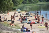 Tłumy na plaży Włókna w Potrzanowie. Część z osób to plażowicze, część uczestnicy rodzinno-edukacyjnego pikniku 