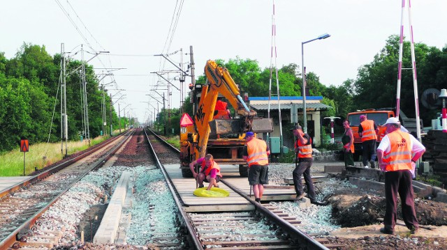Kierowcy z niecierpliwością czekają na zakończenie remontu przejazdów kolejowych.