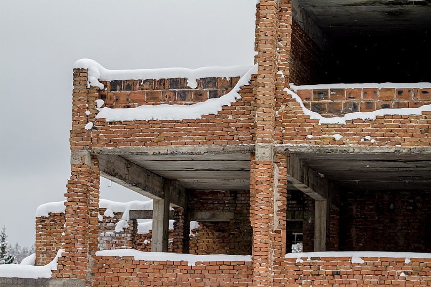 Boguszów-Gorce: Niedokończone sanatorium pod Dzikowcem nadal straszy (ZDJĘCIA)