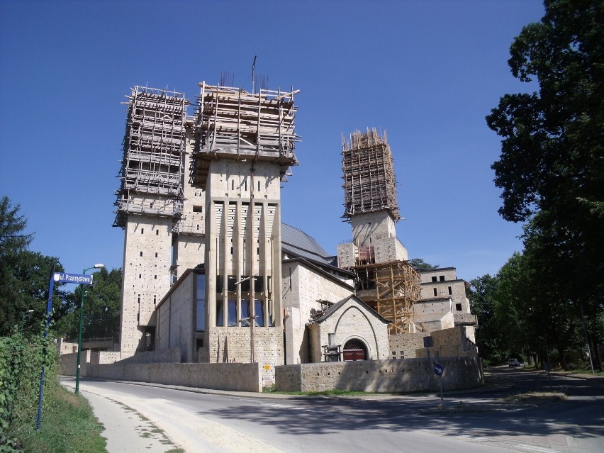 Kompleks, który budowany jest z pochodzącego z pobliskiego...