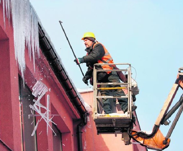 Spadające sople z dachów są niebezpieczne dla przechodniów