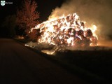 Sześć jednostek OSP gasiło nocny pożar stogu słomy [ZDJĘCIA]