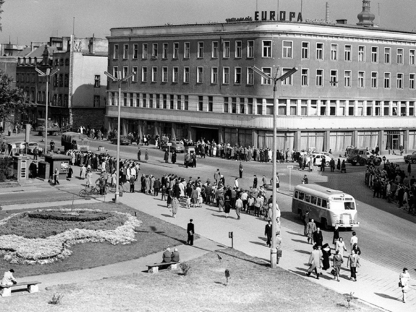 Plac Wolności, lata 50. Oprócz dużej grupy ludzi uwagę...