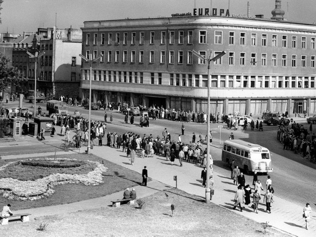 Plac Wolności, lata 50. Oprócz dużej grupy ludzi uwagę zwraca milicyjna budka na wysepce.