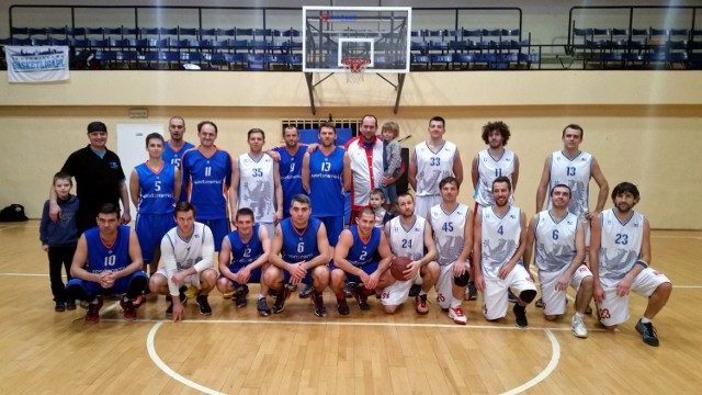 Reprezentacje Środowiskowej Basket Ligi i Bydgoskiego Nurtu Basketu Amatorskiego po bardzo wyrównanym pojedynku.