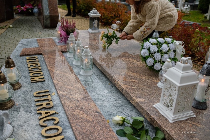Na cmentarzu w Mościcach znajduje się grób- pomnik dzieci...