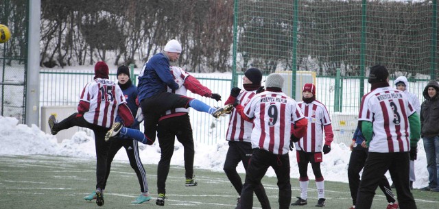 Piłkarze w czasie sparingu.