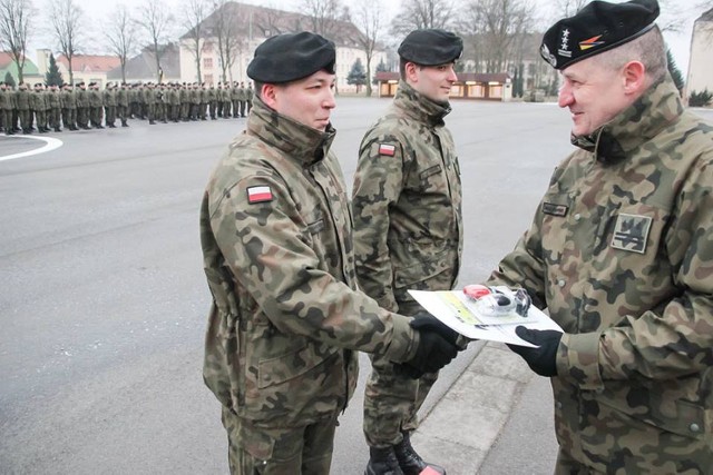 Dowódca „siedemnastej” pułkownik dypl. Piotr Malinowski wręczył nagrody żołnierzom -  laureatom konkursu wiedzy historycznej „Powstanie Styczniowe",