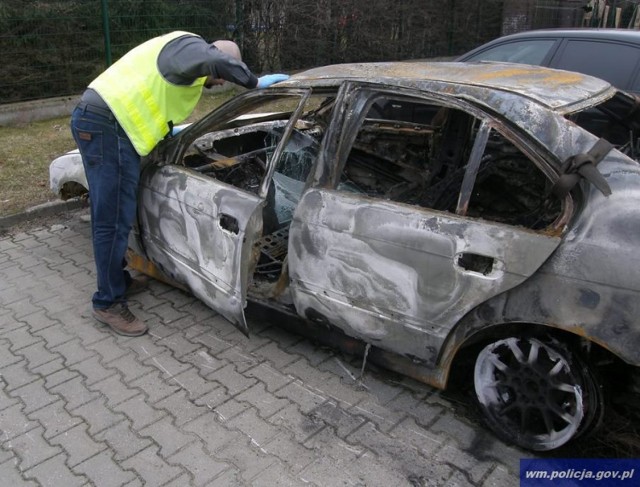 Wypadek w Ostródzie. Potrącił kobietę, uciekł i spalił samochód