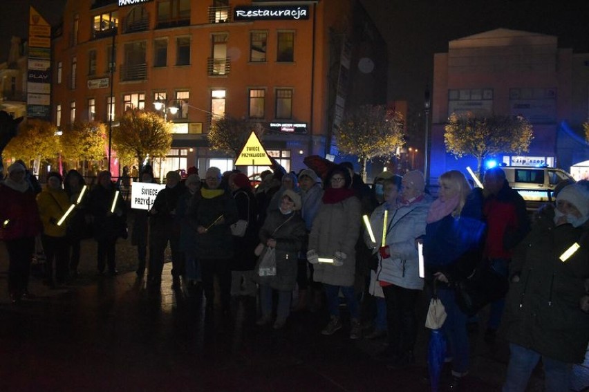 Malbork. Happening „Świecę przykładem. Noszę odblaski" w centrum miasta. Warto wziąć sobie do serca tę zasadę, bo może uratować życie