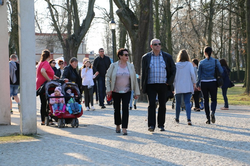 Wiosenna niedziela i tłumy na spacerach w Solankach [zdjęcia]
