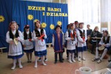SP Jastrzębia Góra. Uczniowie zorganizowali Dzień Babci i Dziadka | ZDJĘCIA