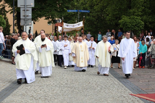 Setki wiernych na procesji Bożego Ciała w Olkuszu