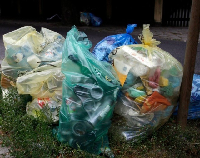 W Gromniku mieszkańcy nie mają kublów. Odpady, po segregacji, jak również zmieszane i zielone są odbierane od nich w dostarczanych im wcześniej plastikowych workach