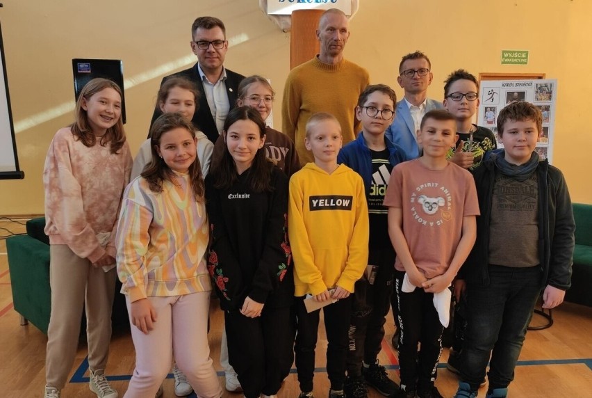 Karol Bielecki legenda piłki ręcznej na spotkaniu  z uczniami szkół podstawowych w rodzinnym Sandomierzu. O czym rozmawiano? 