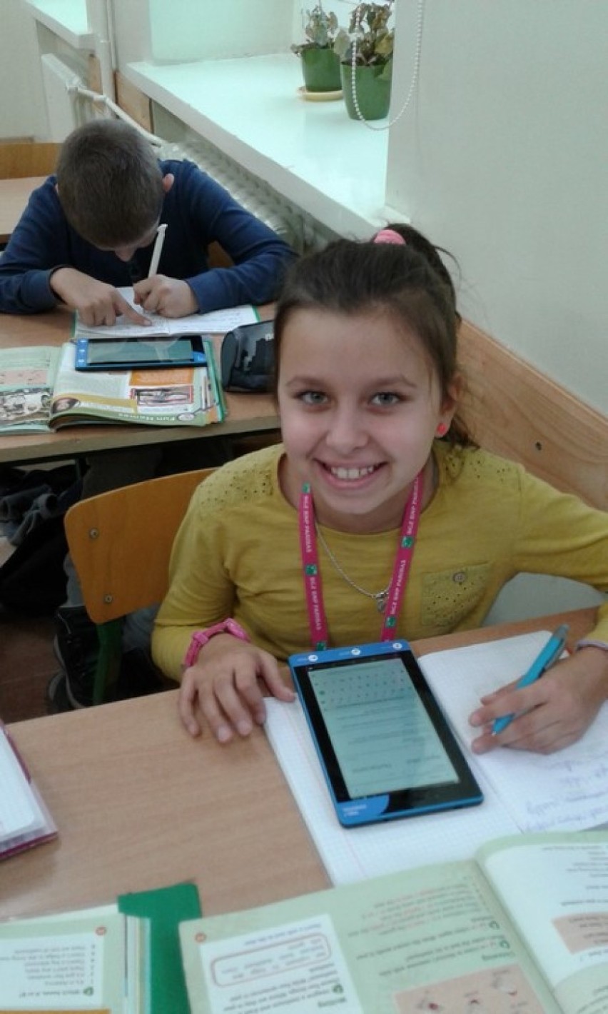 Uczniowie SP nr 3 w Kole korzystają z tabletów na lekcjach języka angielskiego