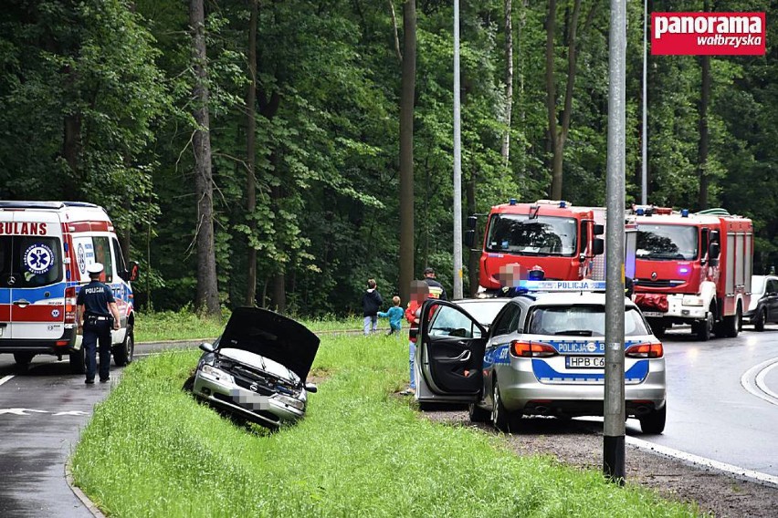 Wałbrzych: Wypadek na Strzegomskiej. Kierowca zakleszczony w samochodzie [ZDJĘCIA]