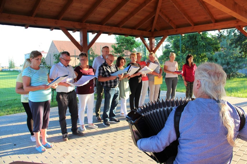 Powiatowa Biblioteka w Wieluniu zorganizowała wokalne warsztaty dla zespołów ludowych. Efekty zobaczymy na kanale You Tube ZDJĘCIA