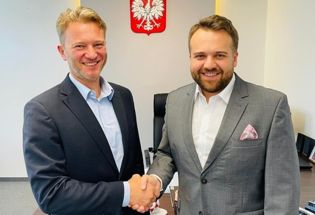 Piotr Mrugała (z lewej) i prezydent Starachowic Marek Materek.