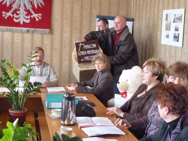 Oburzeni rodzice na znak protestu z desek zbili nawet trumnę dla &#8222;grabarzy&#8221; szkoły w Maluszynie