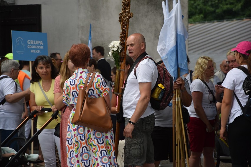 Pielgrzymka na Jasną Górę. Kilkudziesięciu pątników...