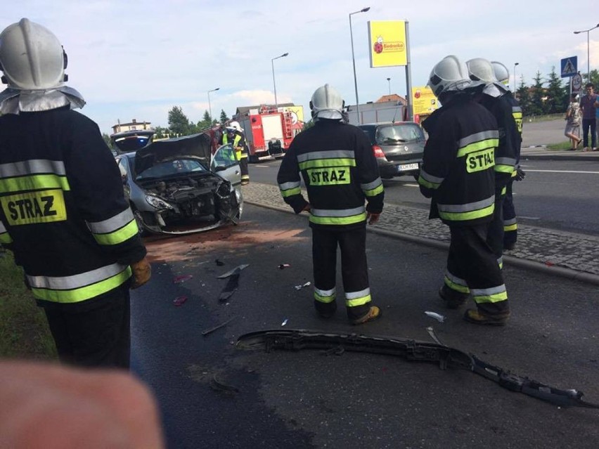 Wypadek w Bieruniu. Zderzenie samochodów, sześć osób rannych, w tym trójka dzieci [ZDJĘCIA]