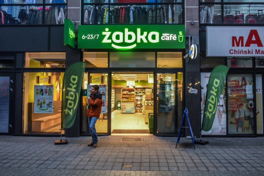 Żabka
Skróciła czas pracy od 7.00 do 22.00. Nieodpłatnie...